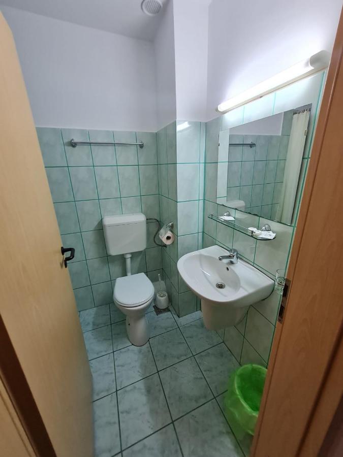 Hotel Randunica à Văliug Extérieur photo